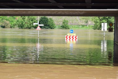 Mosel 'de sel basmış yol 