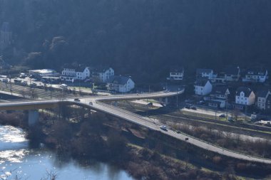 Almanya 'daki Mosel Nehri' nin üzerinden
