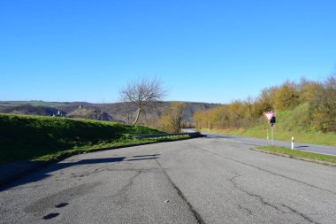 Yol kenarındaki park yerinde.