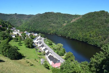 Luxemoburg, Vianden 'in bir parçası olan Biwels yakınlarındaki güzel Sur nehri.
