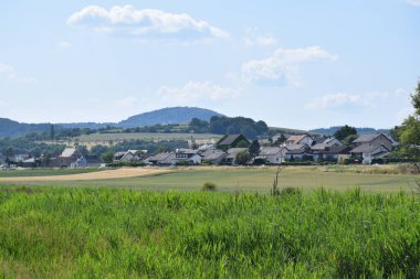 Bir çiftçi köyünün manzarası