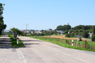 Kırsal kesimde yol tabelası