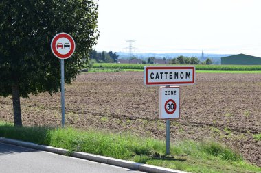 Köydeki yol tabelası Cattenom