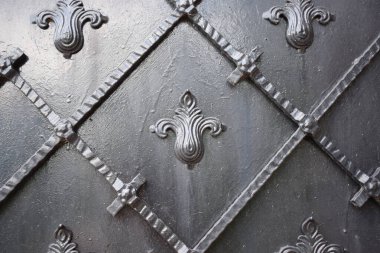 Haçlı eski metal bir kapı.