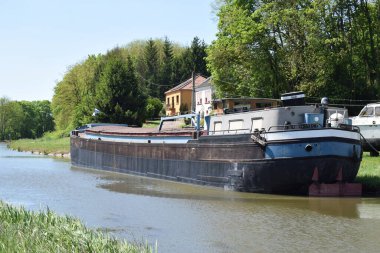 Tekne Sarre kanalında.