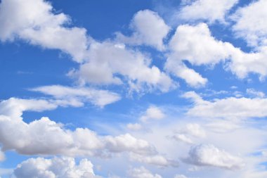 Mavi gökyüzünde beyaz bulutlar