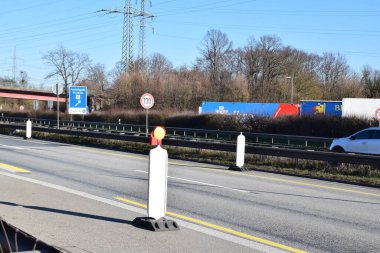 Hasarlı bir köprüde yol kapatıldı