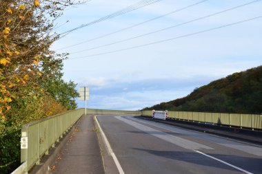 Köprüden geçen yol.