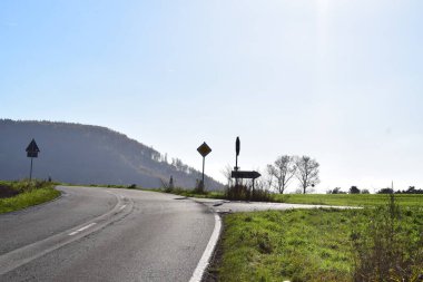 Dağlardan geçen köy yolu.