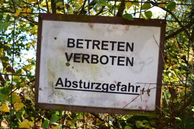 Ormanda Alman işareti var.