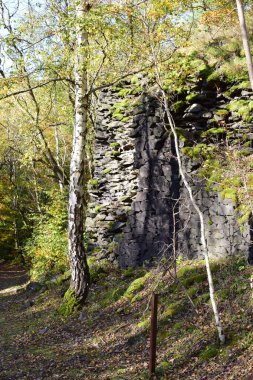 Sonbaharda eski şatonun harabeleri
