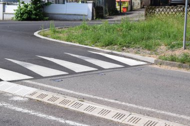 asfalt yolda yaya geçidi