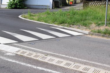 Beyaz çizgili yol geçidi