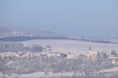 Kırsal kesimde kış manzarası