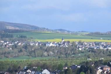 Şehrin ve nehrin manzarası.
