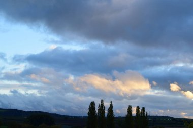 Dağlarda güzel bir gün batımı