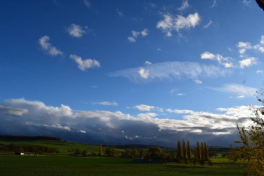 Bulutlar ve mavi gökyüzü ile güzel gün batımı
