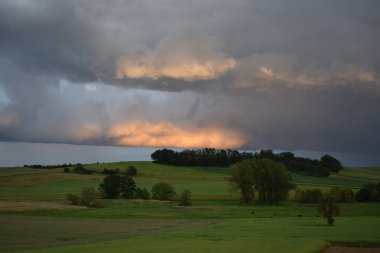 Slovakya 'daki kırsal alanlarda fırtına bulutları