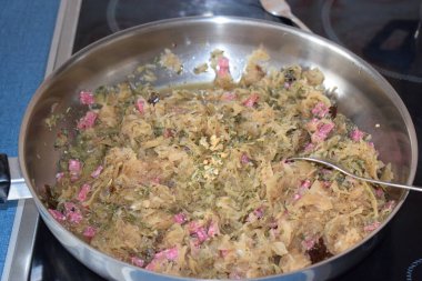 Kızarmış lahana turşusunun yakın görüntüsü