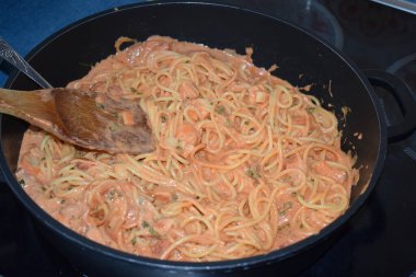 Etli spagetti, domates sosu, makarna ve fesleğen.