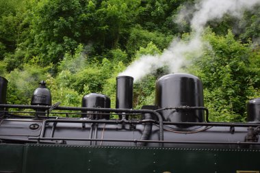 Demiryolunda buhar çıkıyor.