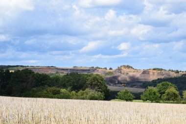 Bulutlu gökyüzü ile geniş ve güzel bir manzaranın manzarası