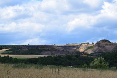Bir taş ocağıyla dağların manzarası