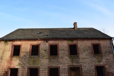 Fransız köyünde pencereleri olan terk edilmiş bir bina.