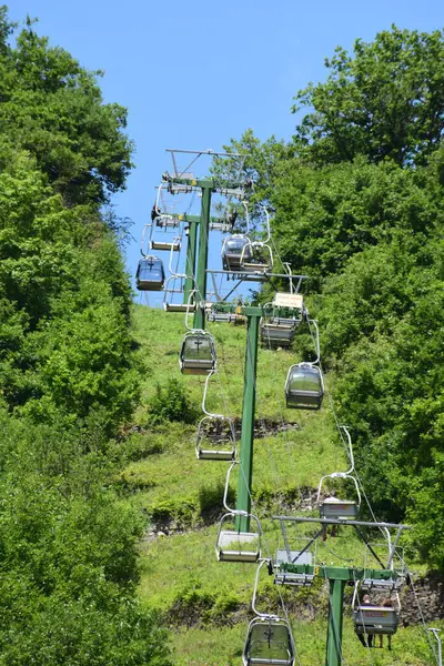 Teleferik dağın tepesinde.