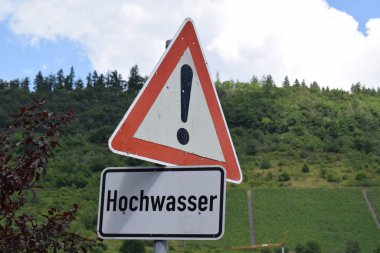 Yol işareti, sel uyarısı