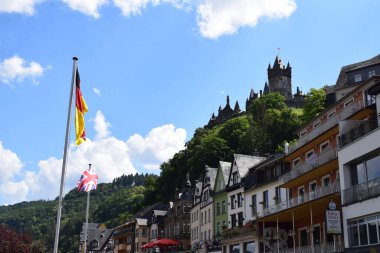 Ortaçağ 'ın güzel manzarası. Reichsburg' un yukarısında Cochem.
