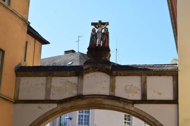 Aziz heykeli olan kemer.