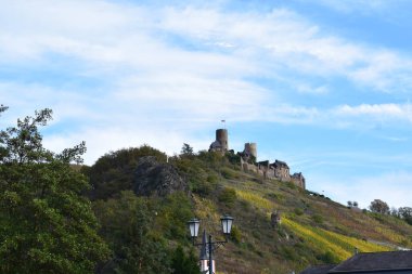 Görkemli ortaçağ mimarisinin manzaralı manzarası, Burg Thurant