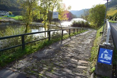 Kamp adasına giden yol