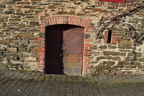 Kırmızı duvarlı eski ahşap kapı.