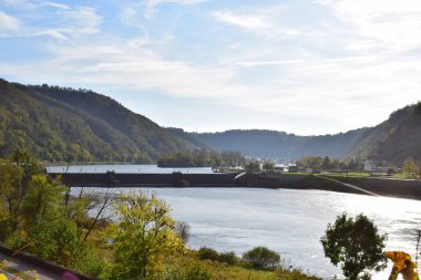 Mosel Vadisi 'ndeki nehir kilidi