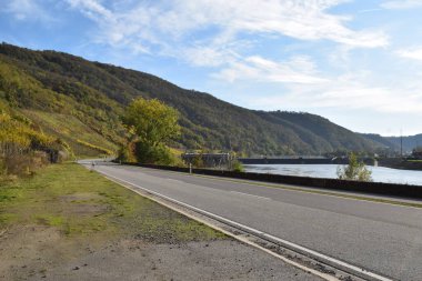 Mosel nehrinin güzel bir manzarası.