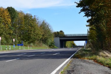 Autobahn çıkışı sonbahar renkleriyle
