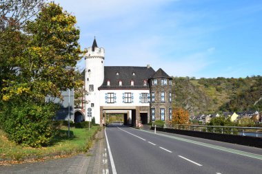 Oberburg 'a giden yol.