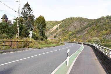 Dağlardaki yol manzarası