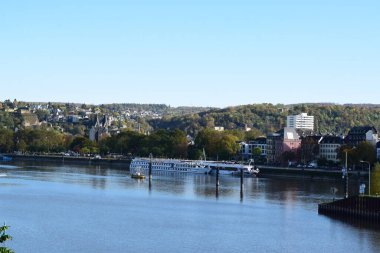 Ortaçağ mimarisinin güzel manzarası ve Mosel, Koblenz 'de bir yolcu gemisi.