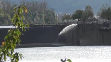 Mosel Nehri Lehmen 'i kenarda akan suyla kilitledi.