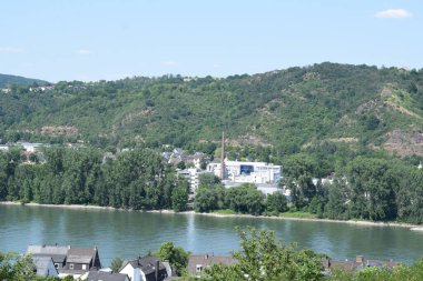 Lahnstein 'in Rhine kıyısında, ormanda bir fabrikası var. 