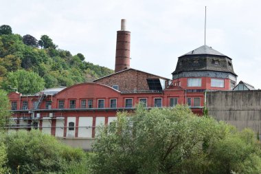 Duvarları tuğlalı eski sanayi fabrikası