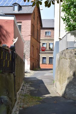 Dar şehir caddesinin manzarası