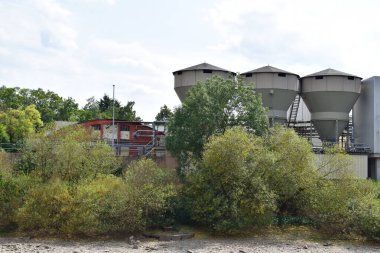 Nehirdeki eski fabrika