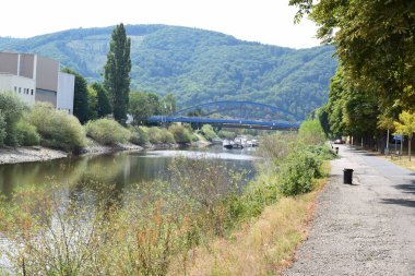 Kuraklık sırasında Lahin boyunca yol manzarası