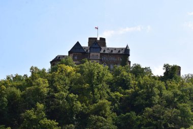 Lahnstein 'in yukarısında Lahneck Kalesi