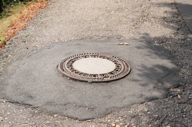 Rögar kapağı yol seviyesinin üstünde.