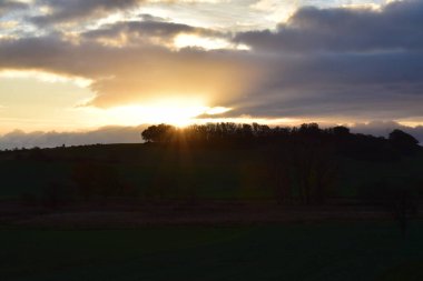 Tepenin üstünde gün batımı